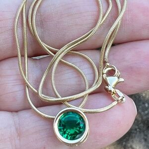VINTAGE 14K YELLOW GOLD SYNTHETIC EMERALD SOLITAIRE PENDANT SNAKE CHAIN NECKLACE